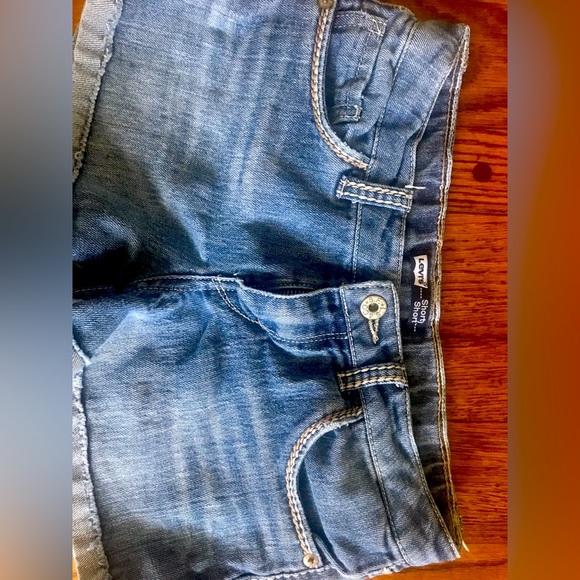 Levi’s Girlfriend Shorty Shorts - Picture 3 of 4